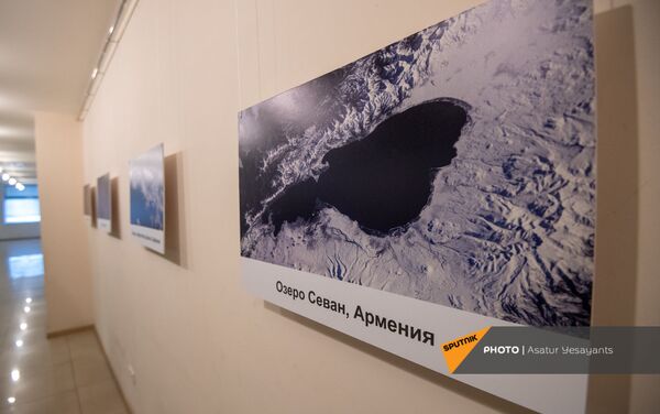 Космический снимок озера Севан на фотовыставке, приуроченной ко Дню космонавтики в МКДЦ Дом Москвы (12 апреля 2021). Еревaн Космический снимок озера Севан на фотовыставке, приуроченной ко Дню космонавтики в МКДЦ Дом Москвы (12 апреля 2021). Еревaн - Sputnik Армения