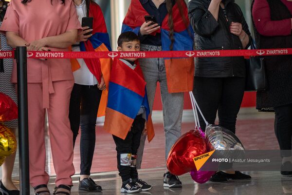 Болельщики и родные с национальными флагами встречают тяжелоатлетов в аэропорту  - Sputnik Армения