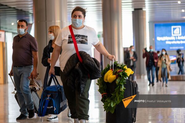 Арпине Далалян с багажом идет навстречу ожидавшим болельщикам - Sputnik Армения