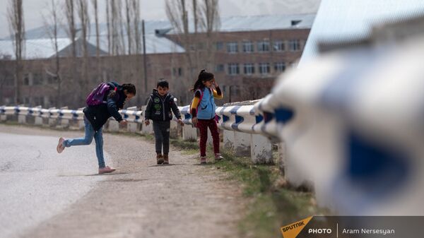 Дети на улице в селе Гегамасар - Sputnik Արմենիա