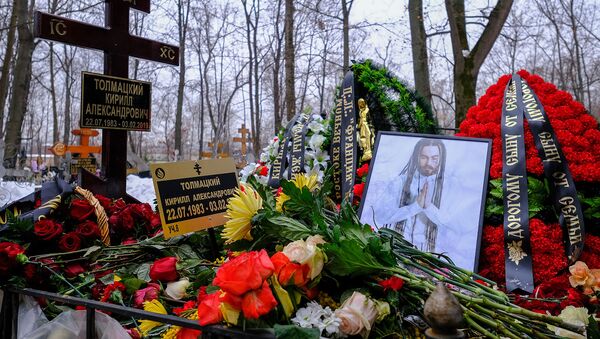 Могила рэпера Децла (Кирилла Толмацкого) на Пятницком кладбище (7 февраля 2019). Москвa - Sputnik Армения