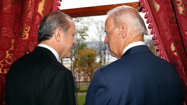 Беседа вице-президента США Джо Байдена с президентом Турции Реджепом Эрдоганом во дворце Бейлербейи (22 ноября 2014).  Стамбул - Sputnik Армения