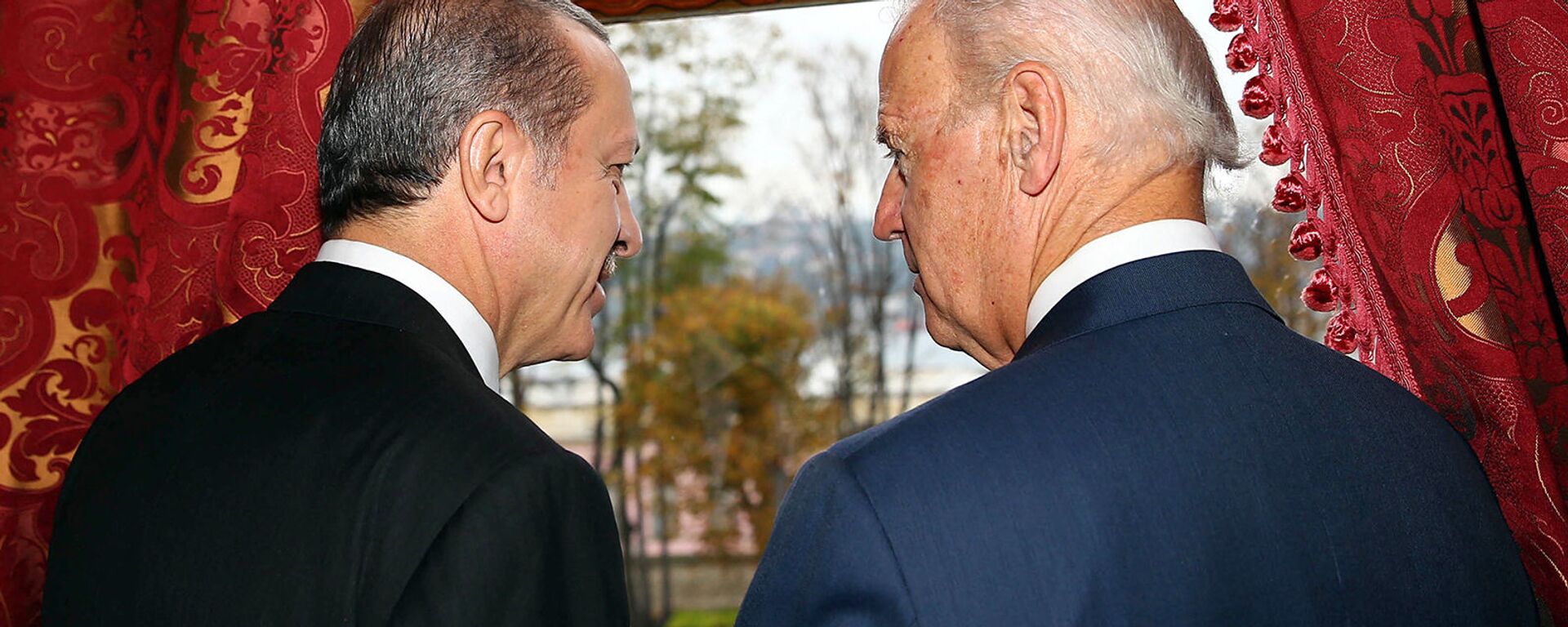 Беседа вице-президента США Джо Байдена с президентом Турции Реджепом Эрдоганом во дворце Бейлербейи (22 ноября 2014).  Стамбул - Sputnik Армения, 1920, 12.06.2021