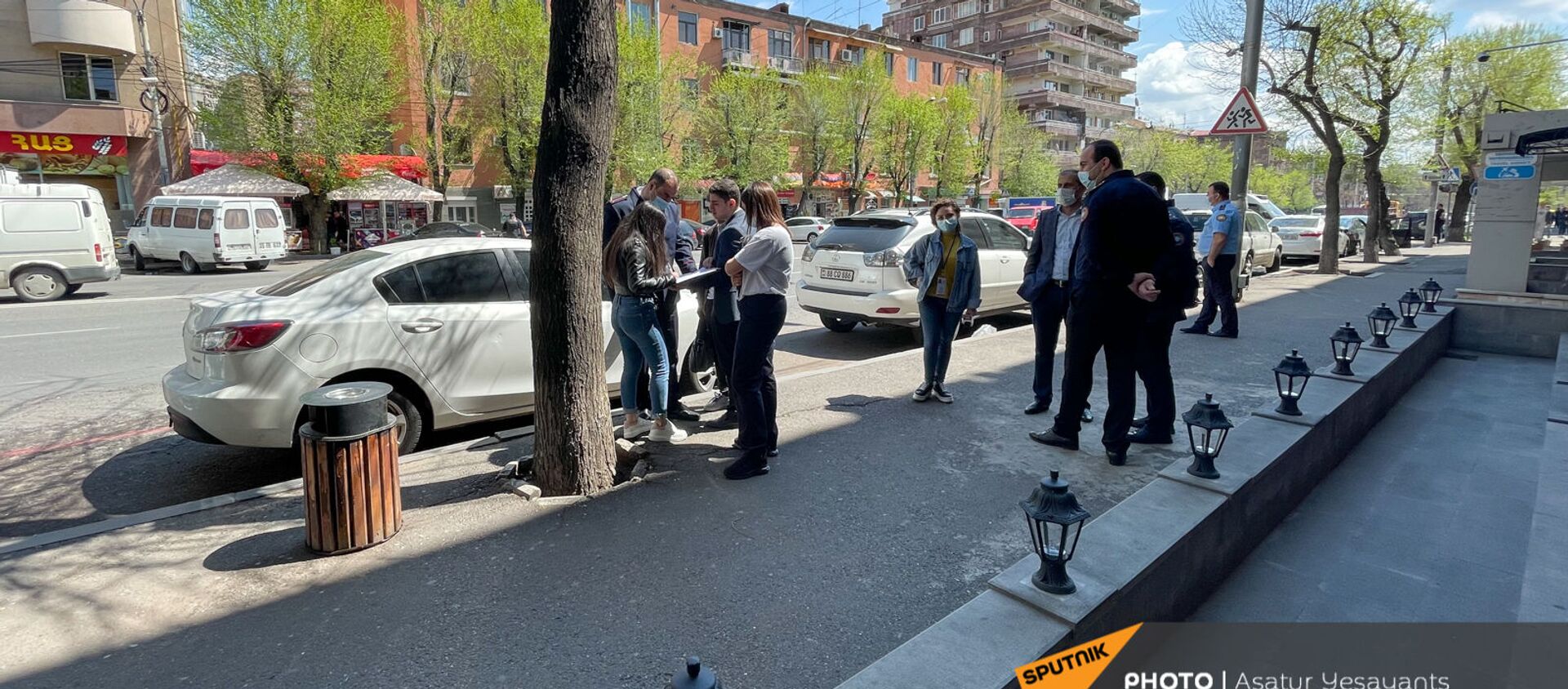 Сотрудники полиции на месте инцидента с пассажирами маршрутного такси (14 апреля 2021). Еревaн - Sputnik Армения, 1920, 14.04.2021