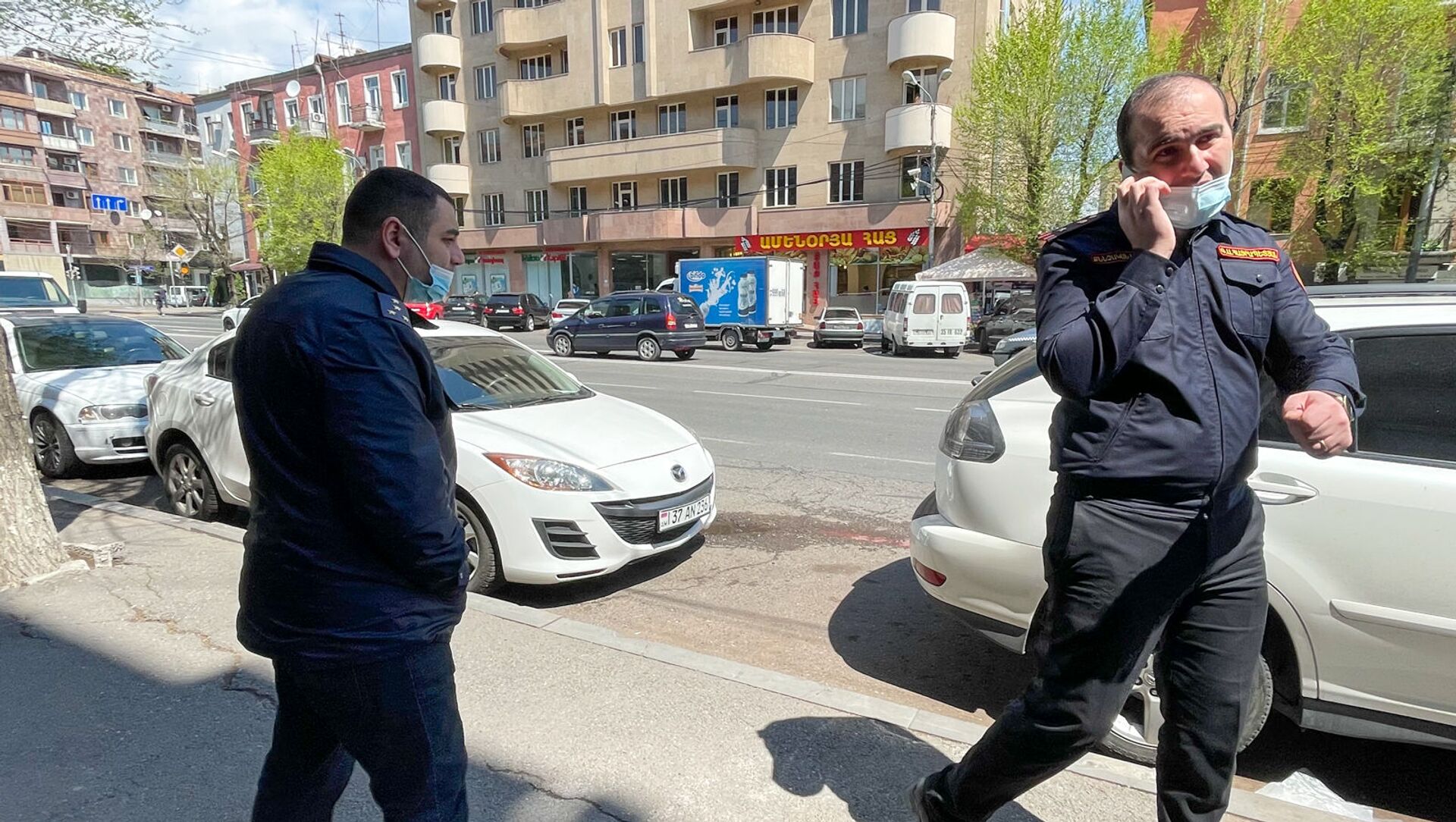 Сотрудники полиции на месте инцидента с пассажирами маршрутного такси (14 апреля 2021). Еревaн - Sputnik Արմենիա, 1920, 20.04.2021