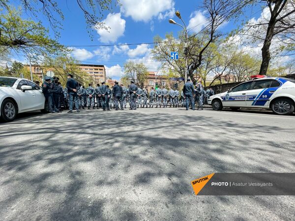 Դեմիրճյան փողոցում իրավապահ մարմինների աշխատակիցները` ընդդիմության հանրահավաքի մասին տեղեկությունից հետո (2021թ.ապրիլի 14). Երևան - Sputnik Արմենիա
