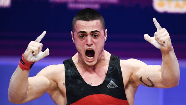 Насар Карлос (Болгария) выступает на чемпионате Европы по тяжелой атлетике в весовой категории до 81 кг среди мужчин в Москве. - Sputnik Армения