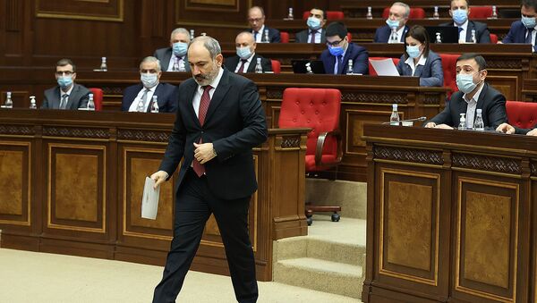 Премьер-министр Никол Пашинян перед началом выступления в Парламенте с докладом о результатах проделанных работ 2020 (14 апреля 2021). Еревaн - Sputnik Армения
