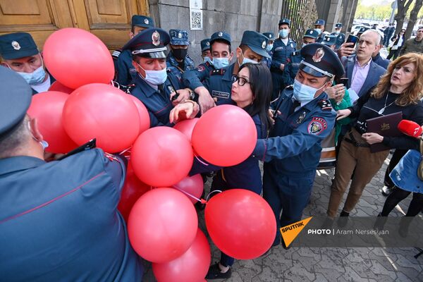 Ոստիկանությունը բերման է ենթարկում Բաղրամյան պողոտայում (ապրիլի 14, 2021) բողոքի ակցիայի մասնակիցներին. Երևան - Sputnik Արմենիա
