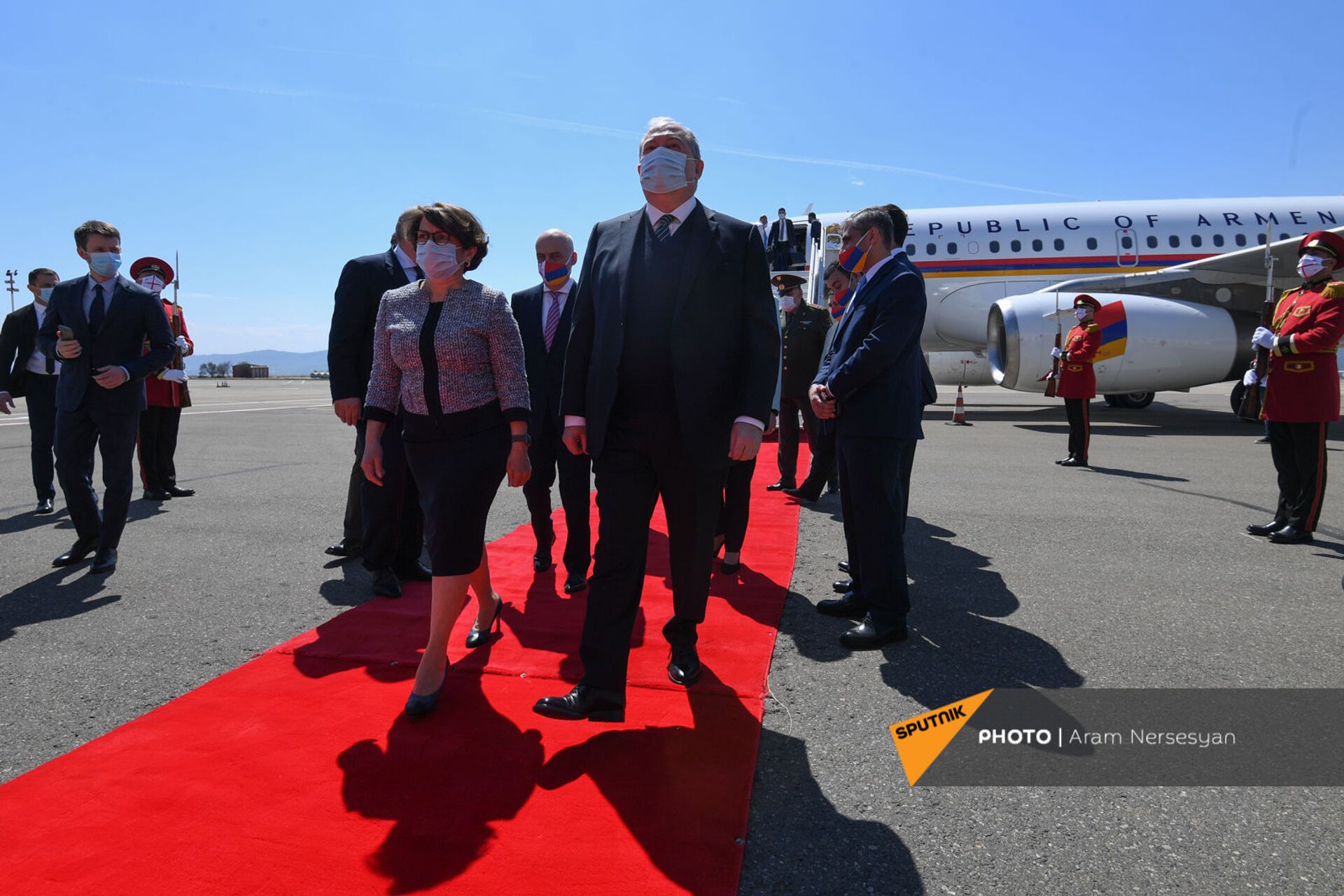 Հայաստանի և Վրաստանի դրոշները` դիմակների վրա. Արմեն Սարգսյանն արդեն Թբիլիսիում է - Sputnik Արմենիա, 1920, 15.04.2021