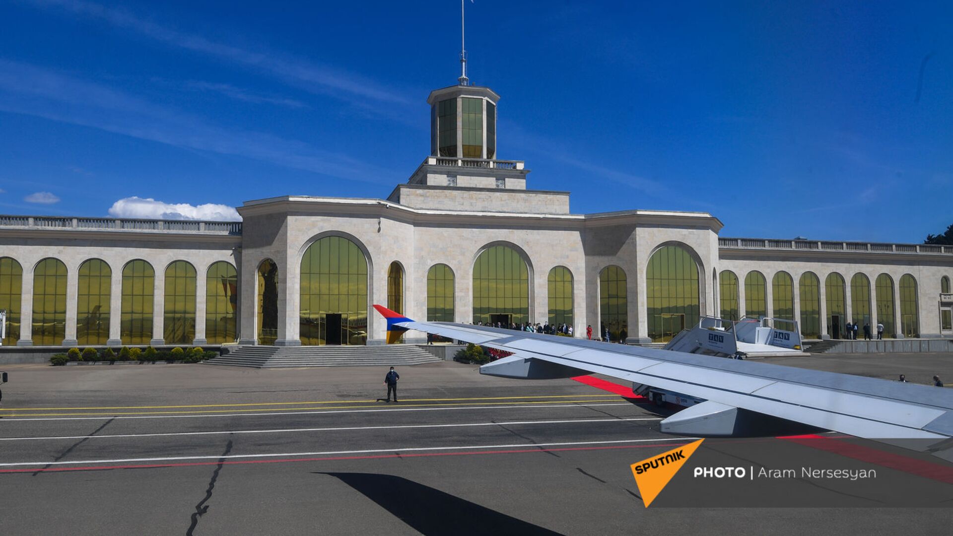 Аэропорт Тбилиси во время официального визита президента Армении Армена Саркисяна в Грузию (15 апреля 2021). Тбилиси - Sputnik Армения, 1920, 01.11.2021
