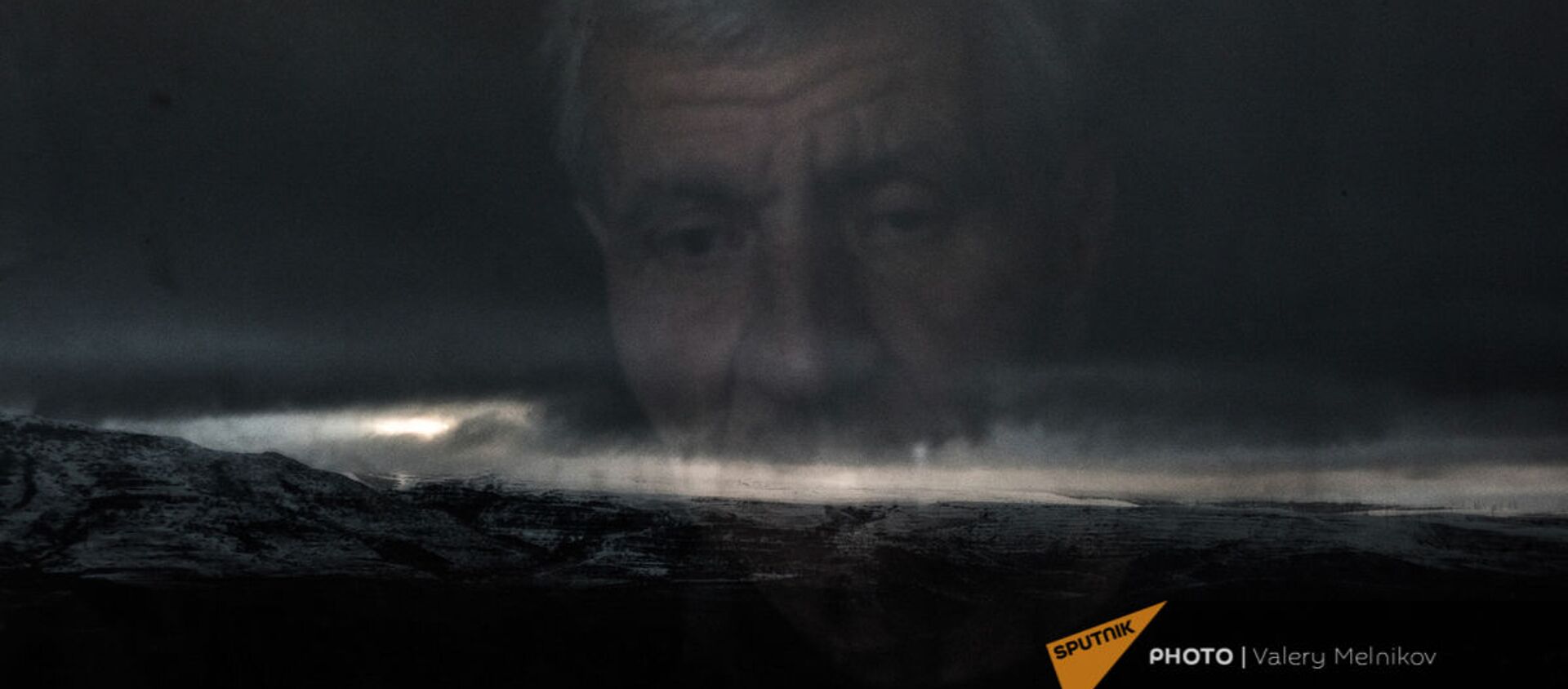 Житель Бердзора Акоп Терсян смотрит в окно своего дома (19 декабря 2020). Карабах - Sputnik Արմենիա, 1920, 02.09.2021