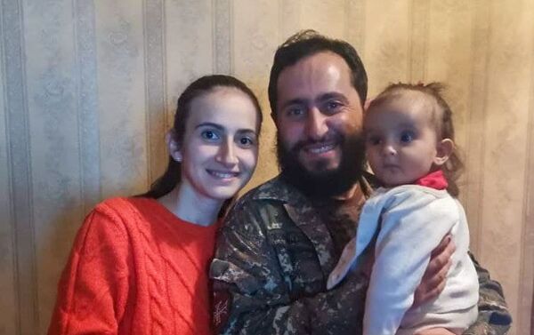 Дьякон Нарек Петросян с семьей - Sputnik Армения