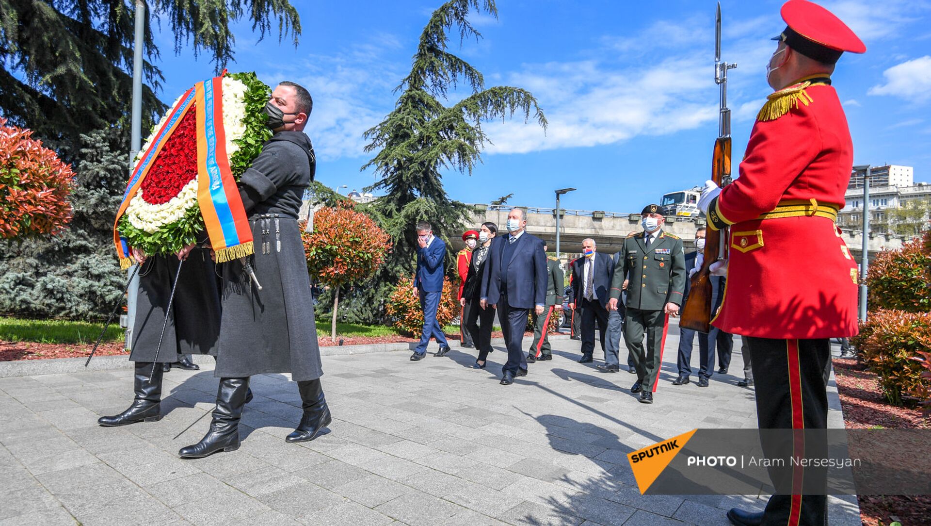 Президент Армении Армен Саркисян возложил цветы возложил цветы к мемориалу героям (16 апреля 2021 год). Тбилиси - Sputnik Армения, 1920, 16.04.2021