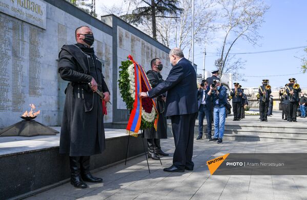 Президент Армении Армен Саркисян возложил цветы возложил цветы к мемориалу героям в Тбилиси (16 апреля 2021 год). - Sputnik Армения