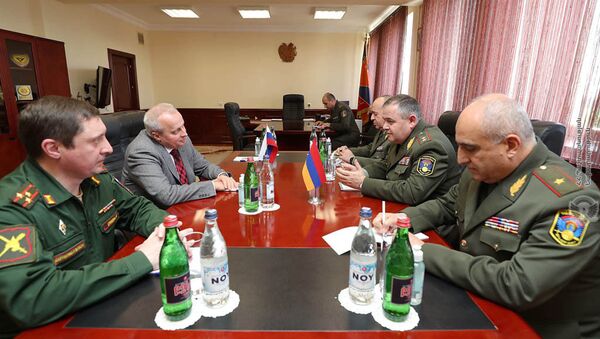 Глава Генштаба ВС РА генерал-лейтенант Артак Давтян принял Чрезвычайного и Полномочного Посла РФ в Армении Сергея Копыркина в сопровождении военно-воздушного атташе Посольства полковника. Андрея Грищука (16 апреля 2021). Еревaн - Sputnik Армения