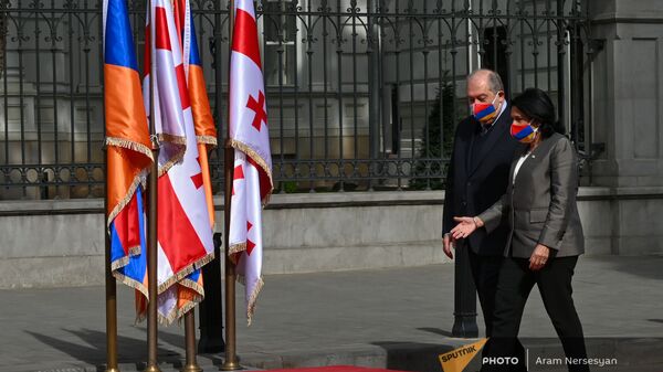 Президенты Армении и Грузии Армен Саркисян в Саломе Зурабишвили идут по красной ковровой дорожке (15 апреля 2021). Тбилиси - Sputnik Արմենիա