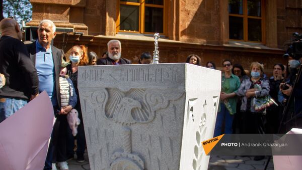Церемония открытия памятника - фонтанчика в честь павшего в карабахской войне военнослужащего Гагика Погосяна (16 апреля 2021). Еревaн - Sputnik Արմենիա