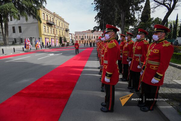 Почетный караул перед началом церемонии встречи президента Армении с грузинской коллегой перед дворцом Орбелиани (15 апреля 2021). Тбилиси - Sputnik Армения