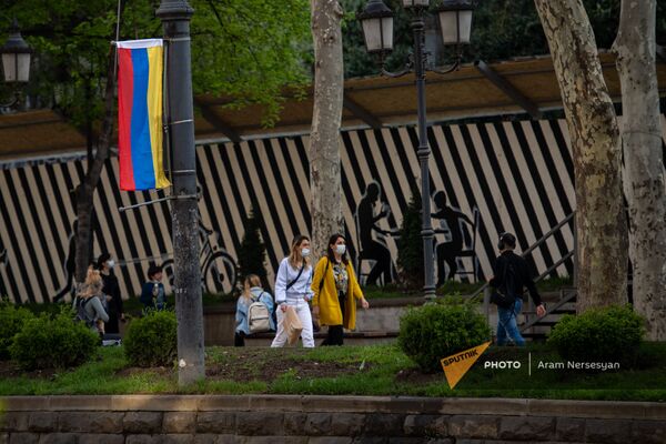 Центральные улицы Тбилиси украшены флагами Армении в честь официального визита президента в Грузию (15 апреля 2021). Тбилиси - Sputnik Армения