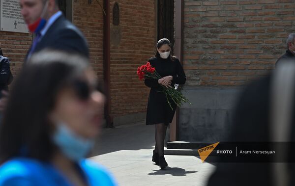 Работница церкви Сурб Геворг Нина с красными гвоздиками перед приездом президента Армении (16 апреля 2021). Тбилиси - Sputnik Армения