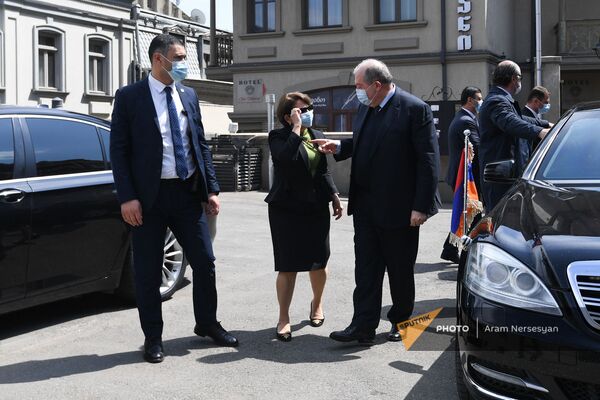 Президент Армен Саркисян беседует с супругой Нунэ Саркисян у входа в армянскую церковь Сурб Геворг (16 апреля 2021). Тбилиси Президент Армен Саркисян беседует с супругой Нунэ Саркисян у входа в армянскую церковь Сурб Геворг (16 апреля 2021). Тбилиси - Sputnik Армения