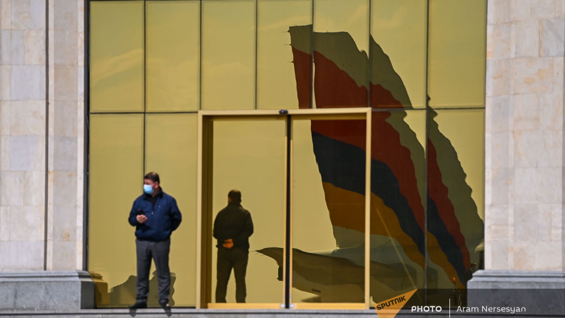 Отражение хвоста борта номер один на фасаде тбилисского аэропорта перед вылетом президента Армении в Ереван (16 апреля 2021). Тбилиси - Sputnik Армения, 1920, 12.12.2022