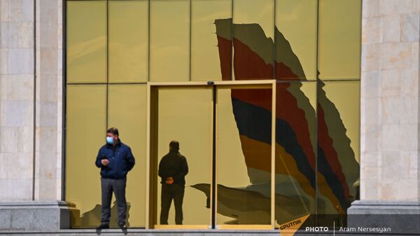 Отражение хвоста борта номер один на фасаде тбилисского аэропорта перед вылетом президента Армении в Ереван (16 апреля 2021). Тбилиси - Sputnik Армения