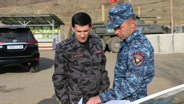 Глава Полиции Карабаха, полковник Артем Арутюнян посетил межгосударственную трассу Шуши-Степанакерт, а также контрольно-пропускные пункты Степанакерт-Шош (17 апреля 2021). Карабах - Sputnik Արմենիա