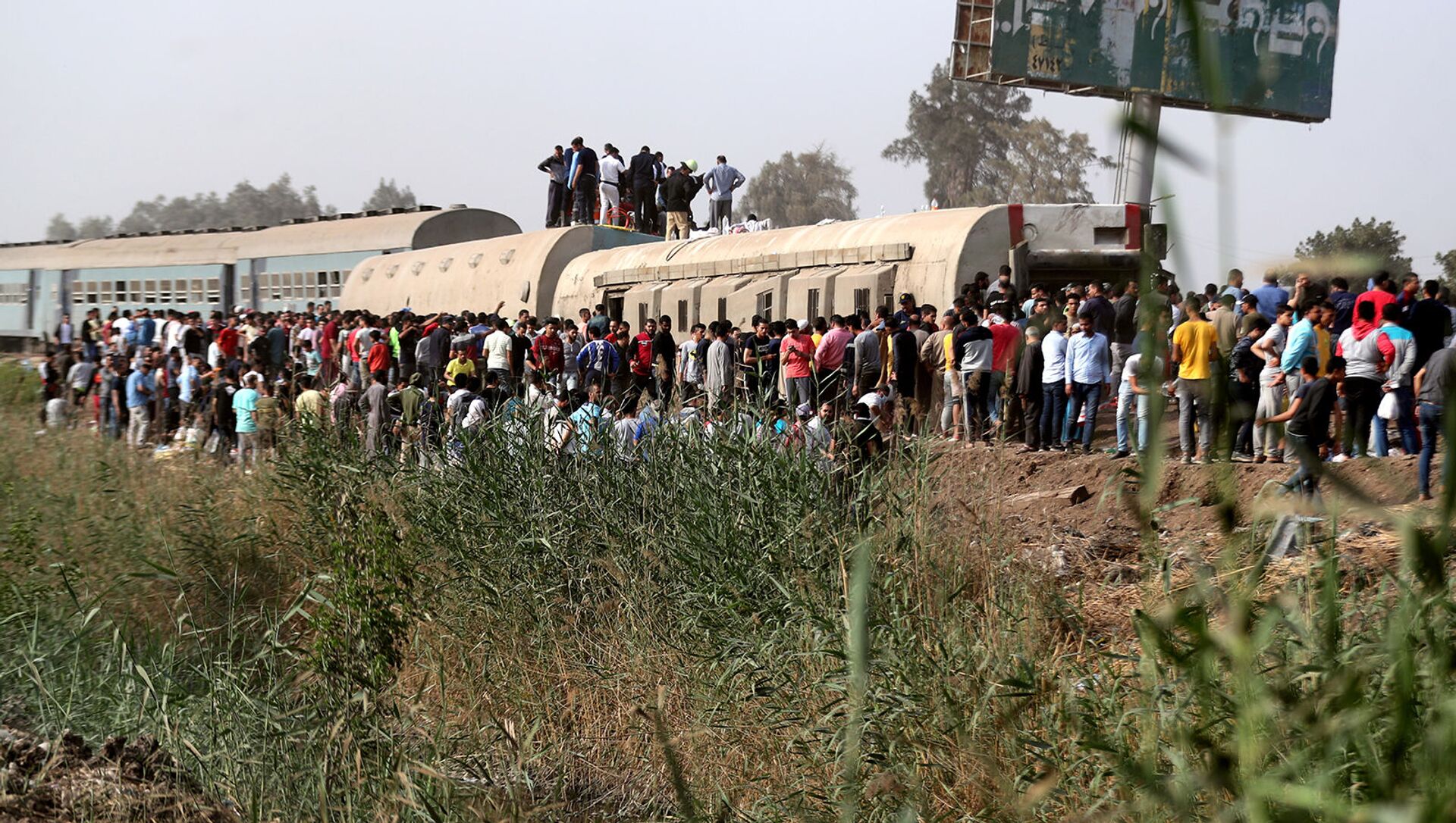Люди на месте сошедшего с рельсов поезда в провинции Калиубия, к северу от Каира (18 апреля 2021). Египет - Sputnik Արմենիա, 1920, 18.04.2021
