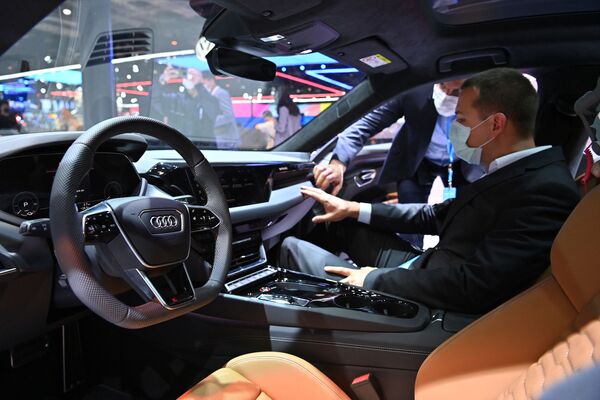Ցուցահանդեսի այցելուներից մեկը վայելում է «Audi RS e-tron GT»–ն
 - Sputnik Արմենիա