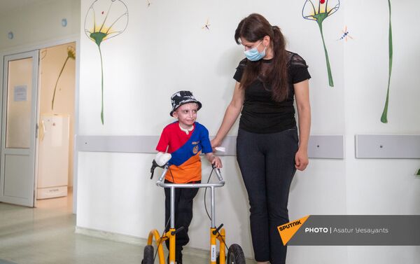 8–ամյա Վահե Մոսինյանն ու մայրը` հիվանդանոցում - Sputnik Արմենիա