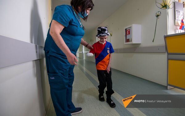 8-летний Ваге Мосинян, получивший 80% ожогов в дорожно-транспортном происшествии, выписывается из больницы через год 8-летний Ваге Мосинян, получивший 80% ожогов в дорожно-транспортном происшествии, выписывается из больницы через год - Sputnik Армения
