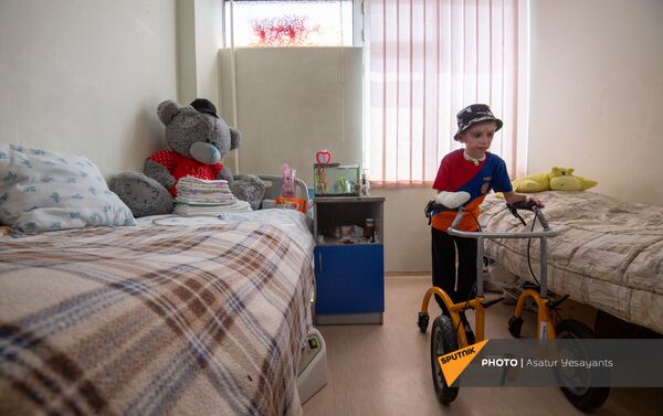 8-летний Ваге Мосинян, получивший 80% ожогов в дорожно-транспортном происшествии, выписывается из больницы через год - Sputnik Армения