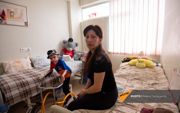 8–ամյա Վահե Մոսինյանն ու մայրը` հիվանդանոցում - Sputnik Արմենիա
