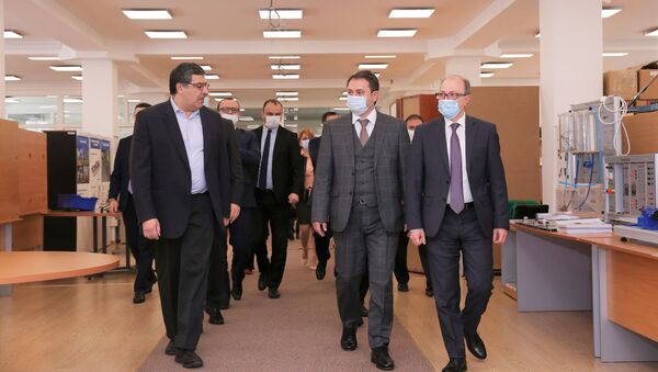 Министры высокотехнологической промышленности, экономики и иностранных дел Айк Чобанян, Ваган Керобян и Ара Айвазян посетили Инженерный город (19 апреля 2021). Еревaн - Sputnik Արմենիա
