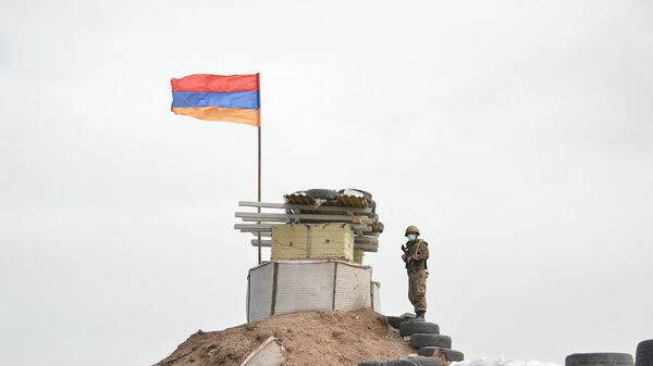 Армянский военнослужащий на армяно-азербайджанской границе - Sputnik Армения