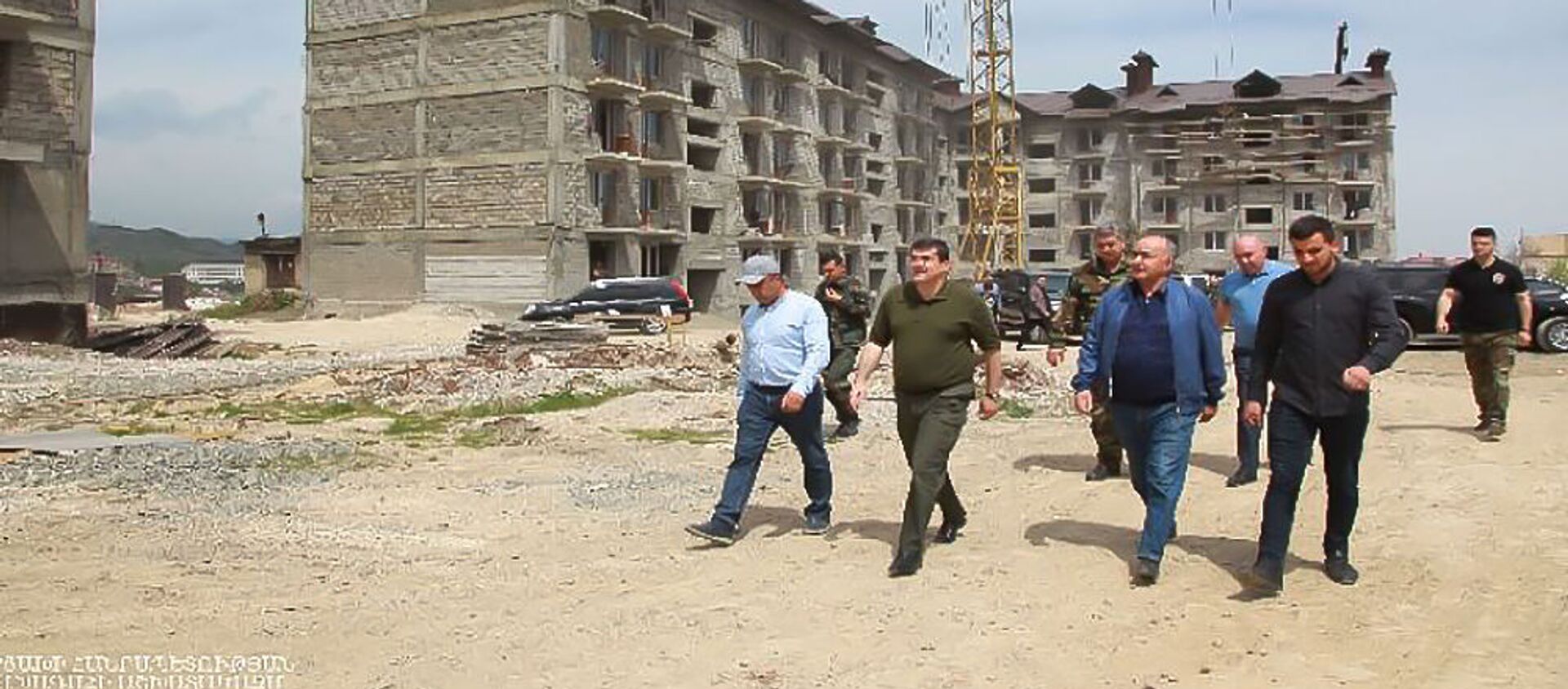 Президент Карабаха Араик Арутюнян посетил стройку многоквартирного здания (19 апреля 2021). Степанакерт - Sputnik Արմենիա, 1920, 19.04.2021