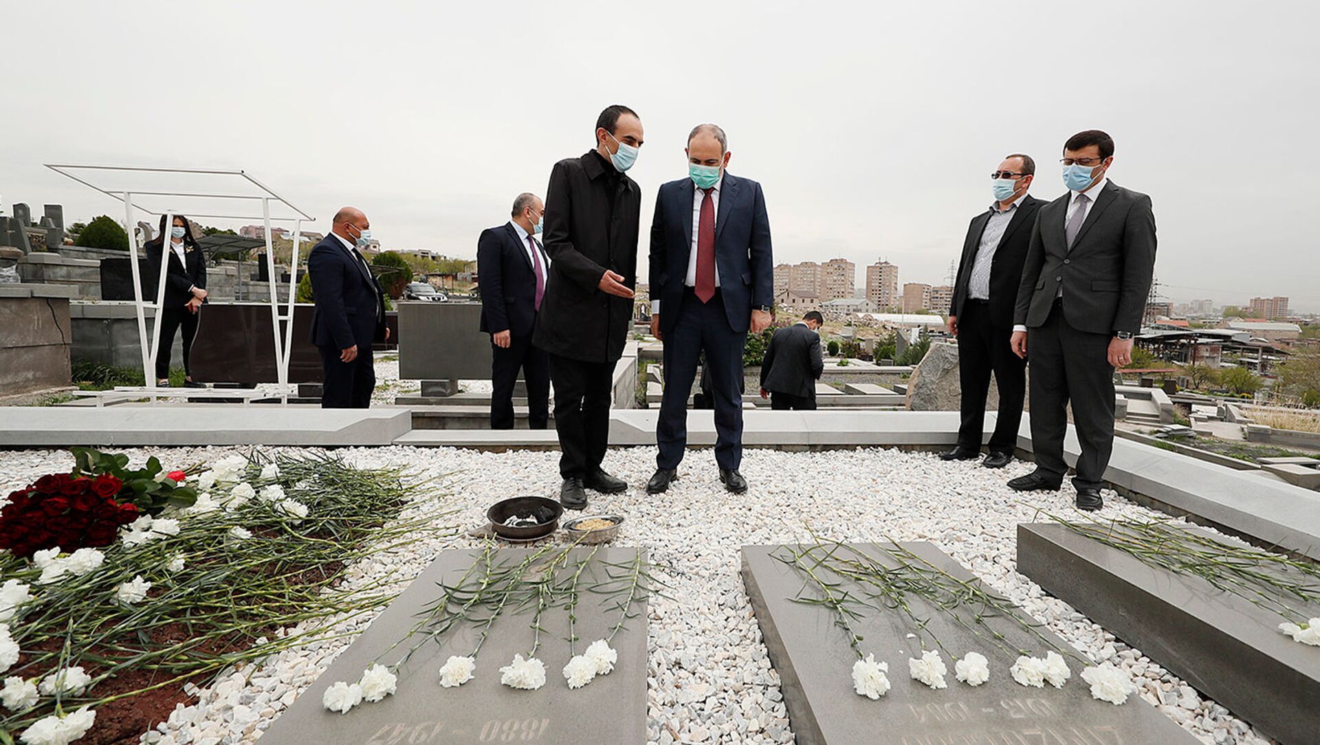 Премьер-министр Никол Пашинян посетил могилу Аркадия Тер-Тадевосяна (20 апреля 2021). Еревaн - Sputnik Արմենիա, 1920, 20.04.2021