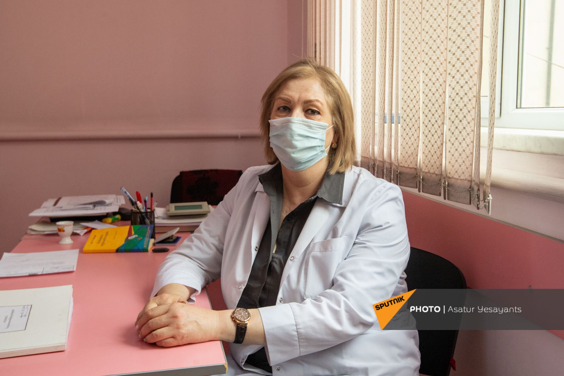 Люди хотят Спутник V։ какая атмосфера царит в поликлиниках Армении в дни вакцинации Люди хотят Спутник V։ какая атмосфера царит в поликлиниках Армении в дни вакцинации - Sputnik Армения, 1920, 20.04.2021