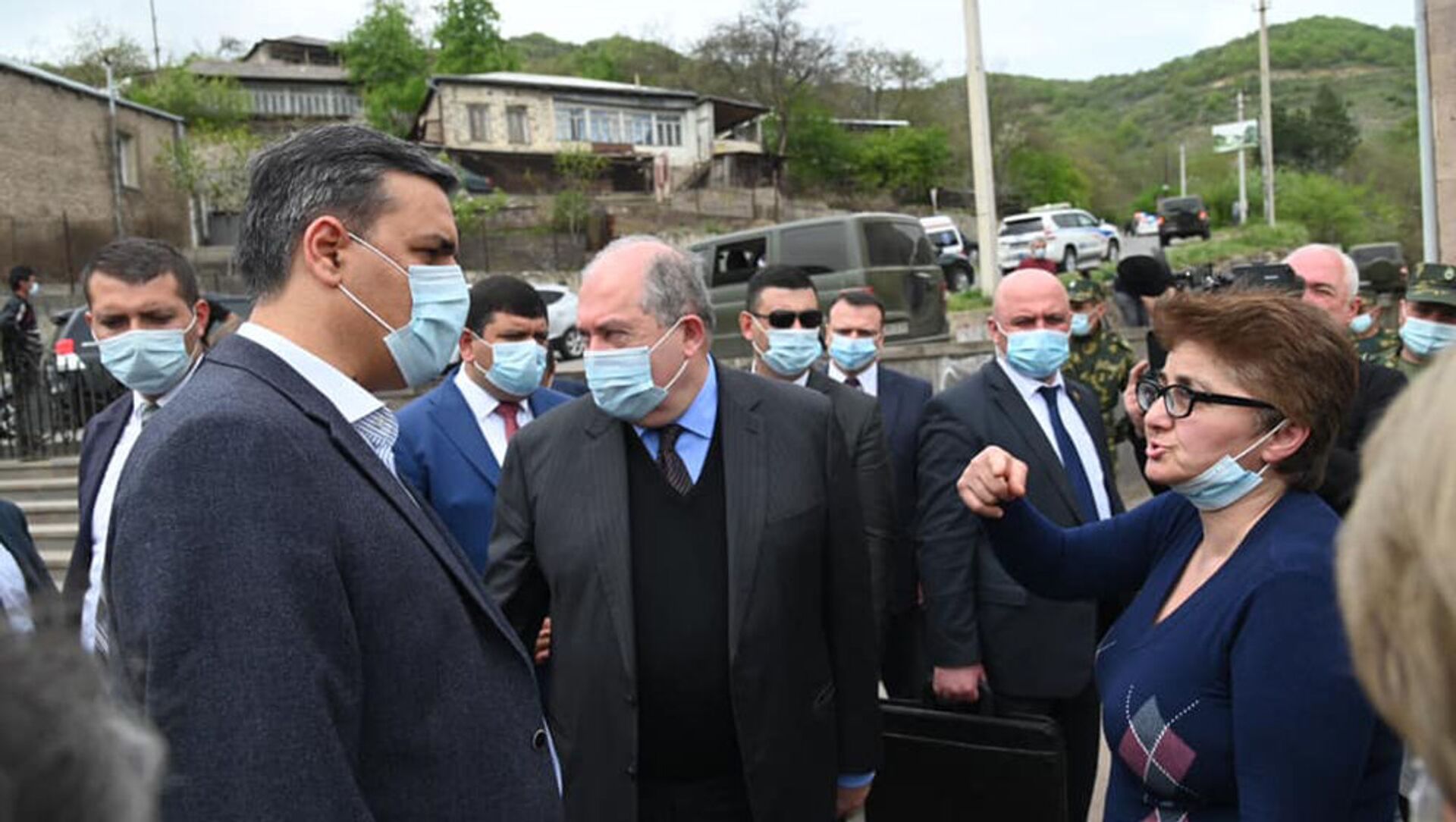 Президент Армен Саркисян и омбудсмен Арман Татоян посетили село Чакатен (21 апреля 2021). Сюник - Sputnik Արմենիա, 1920, 21.04.2021