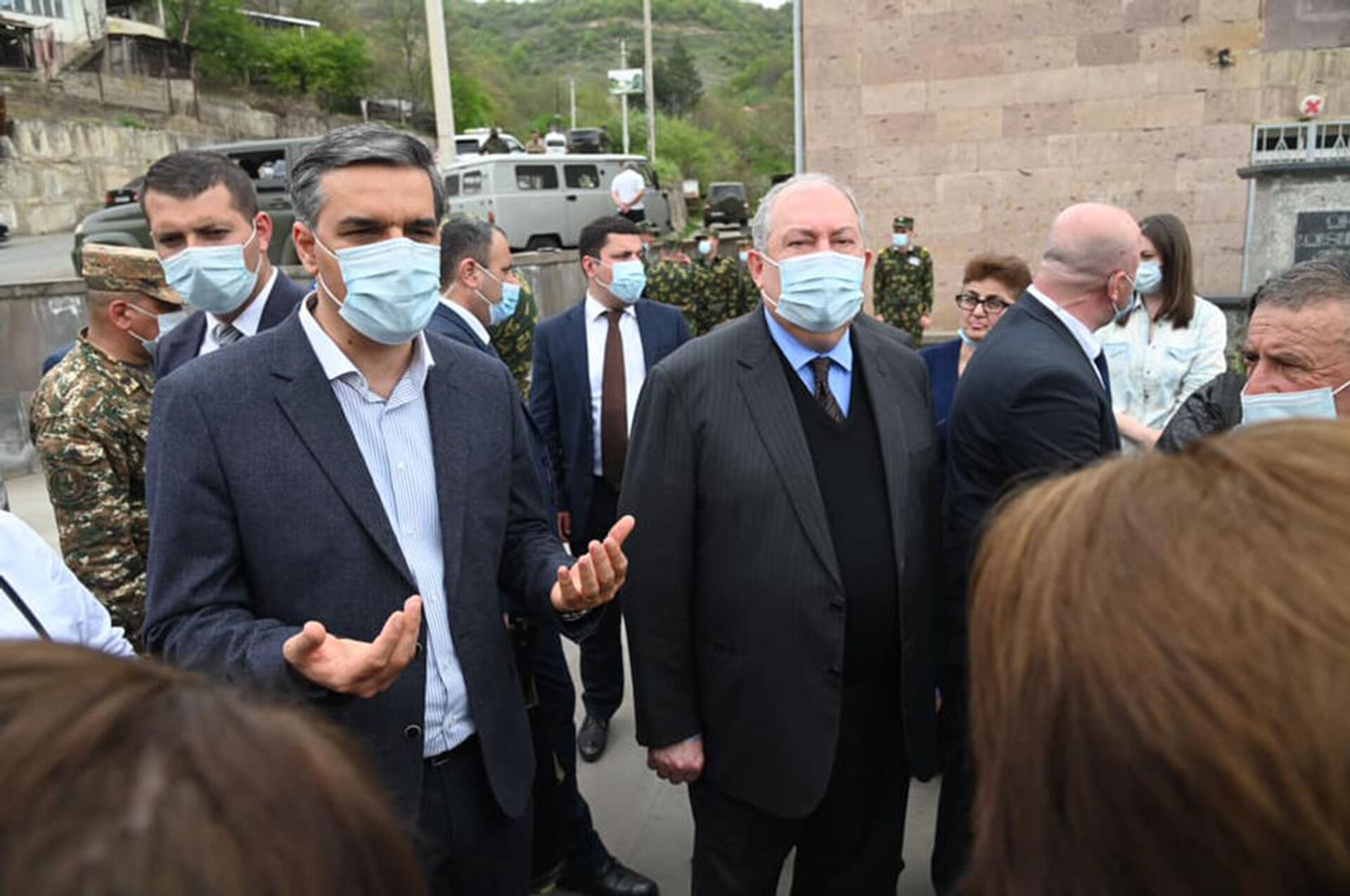 Անդադար կրակոցներ․ ՀՀ նախագահն ու ՄԻՊ–ը այցելել են Ճակատեն գյուղ Անդադար կրակոցներ․ ՀՀ նախագահն ու ՄԻՊ–ը այցելել են Ճակատեն գյուղ - Sputnik Արմենիա, 1920, 21.04.2021