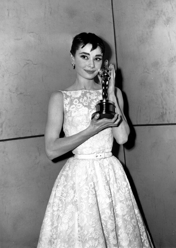 Օսկարակիր Օդրի Հեփբերնը 1954 թվականի մարտի 25-ին Նյու Յորքում «Օսկար» մրցանակի հանձնման 26-րդ ամենամյա արարողության ժամանակ: Հեփբերնը «Օսկար» է ստացել «Հռոմեական արձակուրդներ» ֆիլմում կնոջ լավագույն դերի համար: - Sputnik Արմենիա