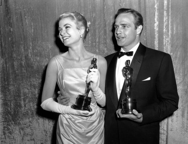«Օսկարի» դափնեկիրներ Գրեյս Քելլին և Մարլոն Բրանդոն 1954 թվականի մրցանակի հանձնման արարողության ժամանակ՝ իրենց արձանիկներով: Քելլին «Տարվա լավագույն դերասանուհի» է ճանաչվել «Գեղջուկ աղջիկը» ֆիլմում դերակատարման համար, իսկ Բրանդոն՝ «Տարվա լավագույն դերասան» է ճանաչվել «Նավահանգստում» ֆիլմում խաղացած դերի համար։ - Sputnik Արմենիա