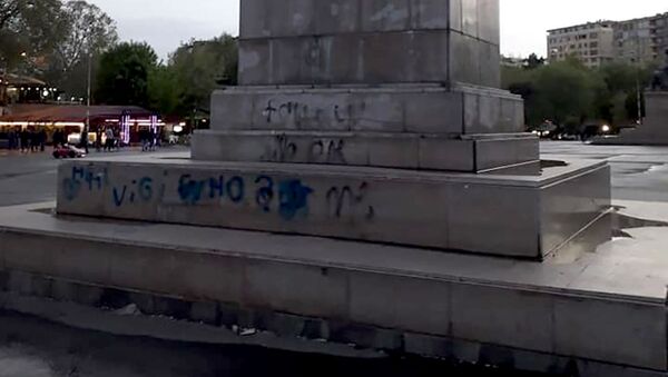 Надпись, синей краской на памятнике Александру Спендиаряну на площади Свободы (21 апреля 2021). Ереван - Sputnik Արմենիա
