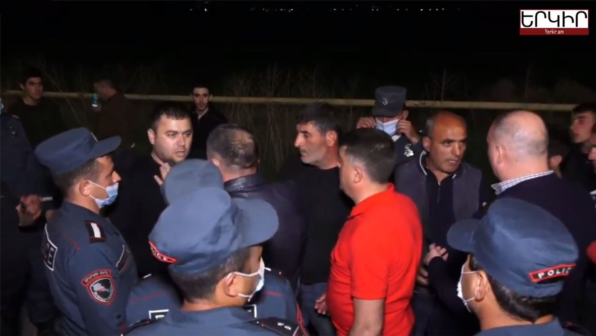 Кадр из видео перепалки между гражданами и полицией на трассе Ереван-Арташат (21 апреля 2021). Арташат - Sputnik Արմենիա, 1920, 21.04.2021