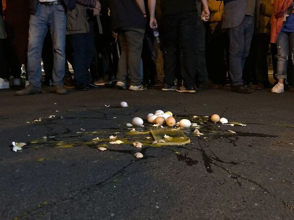 Представители оппозиции и их сторонники разбили яйца у правительственной дачи в знак протеста (21 апреля 2021). Еревaн - Sputnik Армения