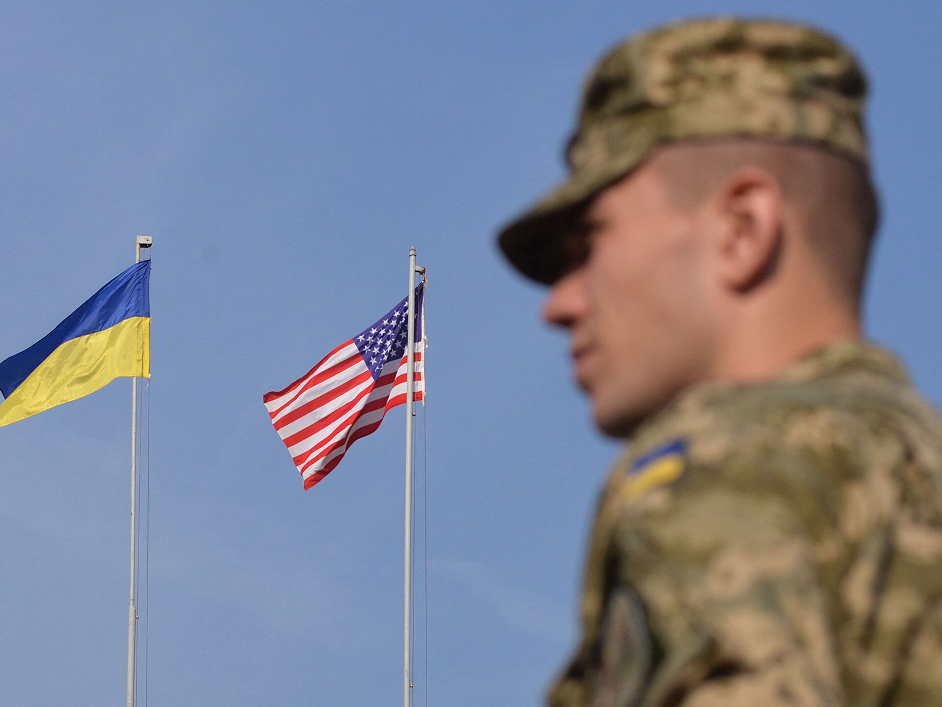 Сша на украинском. США НАТО Украина флаги. Флаг NATO Украины и США. Американская армия на Украине. Солдаты США на Украине.