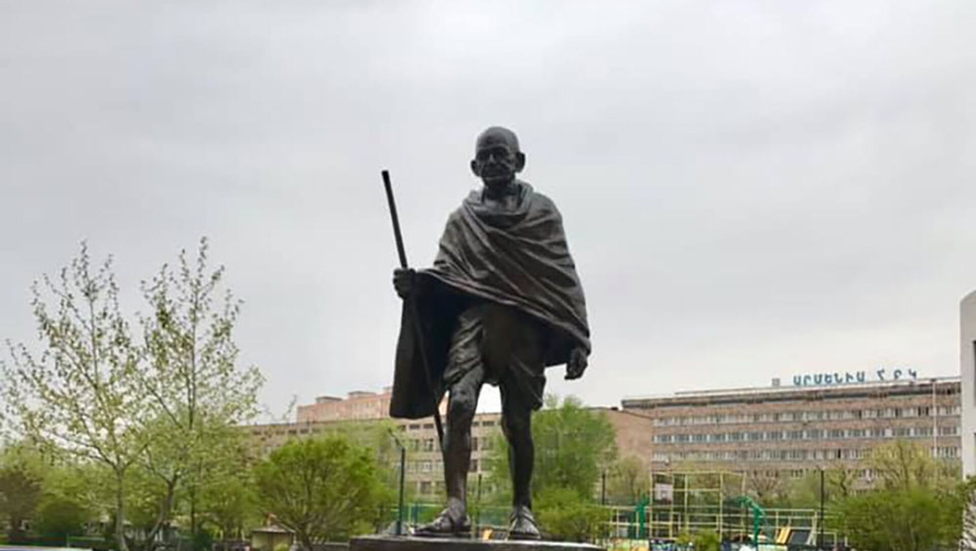 Памятник Махатме Ганди в общине Ачапняк в Ереване - Sputnik Արմենիա, 1920, 29.04.2021