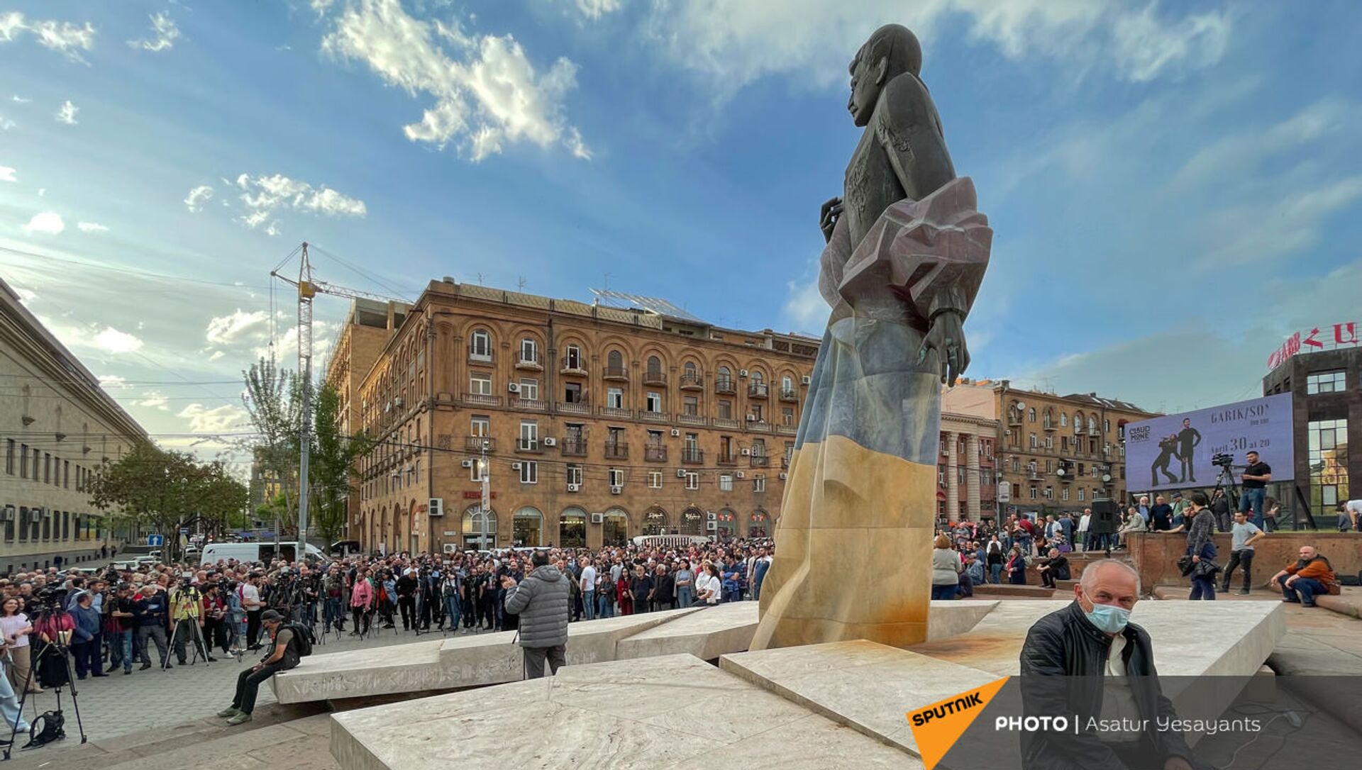 Собравшиеся в поддержку сюникцев люди перед митингом оппозиции (22 апреля 2021). Еревaн - Sputnik Армения, 1920, 22.04.2021
